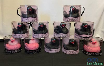 beaucoup de cupcakes qui attendent dans leurs moules