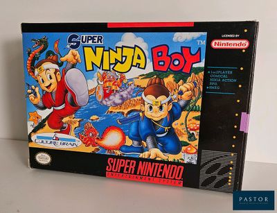 La boîte du jeu « Super Ninja Boy » est posée sur la table.