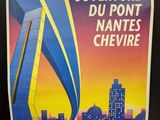 une vieille affiche représentant une ville avec de grands immeubles en arrière-plan