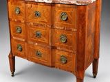 une commode ancienne avec dessus en marbre