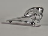 un objet métallique qui ressemble à un éléphant avec une horloge sur la tête