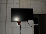 une télévision à écran plat fixée au mur dans une salle de bains