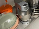 de nombreuses casseroles et poêles sur le comptoir de la cuisine