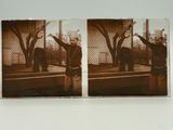 deux photos en noir et blanc d'un homme debout devant une clôture