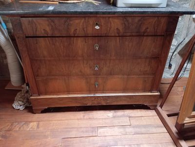 une commode en bois avec un plateau en marbre dans une chambre