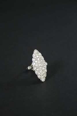 Bague Marquise en or blanc 750°°° (tête d'aigle), sertie de …