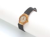 une montre-bracelet en or avec un bracelet noir sur un fond blanc