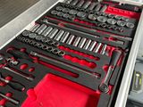 un tiroir rempli d'outils à l'arrière d'un camion