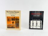 deux livres posés côte à côte sur une surface blanche