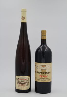 deux bouteilles de vin posées l'une à côté de l'autre sur une surface blanche