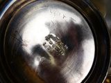 un gros plan d'une plaque argentée sur laquelle est fixé un cadenas