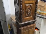 une grande armoire en bois au milieu d'une cuisine