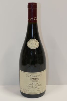 une bouteille de vin posée sur une table