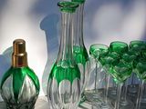 bottles and glasses are lined up on a table next to each other