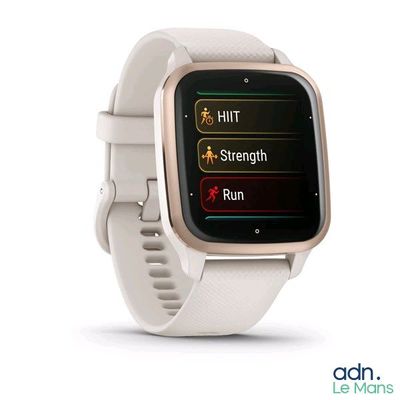 une montre connectée exposée sur une surface blanche