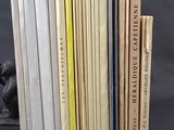 plusieurs livres sont empilés sur une table