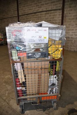 un chariot rempli de cartons dans un entrepôt, surmonté d'une pancarte