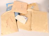 une pile d'enveloppes posées sur une table