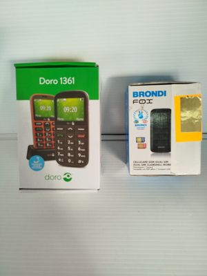 une boîte sur laquelle est posé un téléphone portable, à côté d'une autre boîte sur laquelle est posé un téléphone portable