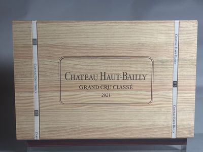 une boîte en bois sur laquelle est collée une étiquette portant l'inscription « Château Hau - Ball »