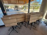 quatre chaises placées devant une fenêtre