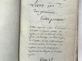un livre écrit posé sur une table