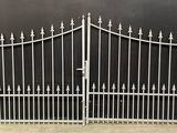 une image représentant une photo en noir et blanc d'un portail