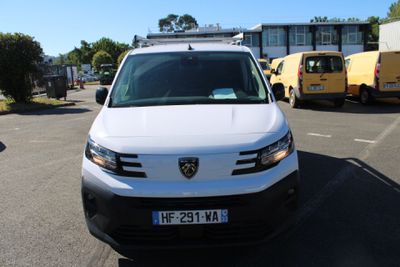 une camionnette blanche garée dans un parking