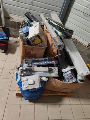 un tas d'appareils électroniques posé par terre à côté de la porte du garage
