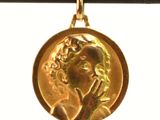 une pièce d'or portant un visage de femme