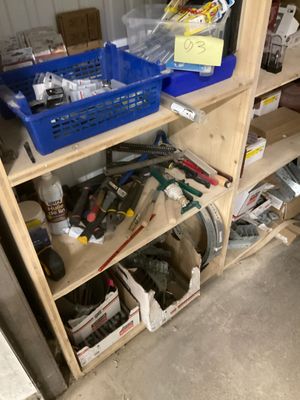 une étagère sur laquelle sont posés de nombreux outils différents