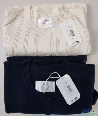 trois paires de pulls sont empilées les unes sur les autres