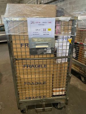 un chariot sur lequel se trouvent quelques cartons dans un entrepôt