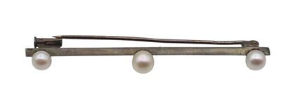 une photo d'une paire de barrettes ornées de perles