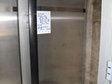 un réfrigérateur qui se trouve dans un coin de la pièce
