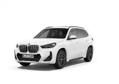 un SUV BMW blanc garé devant un fond blanc
