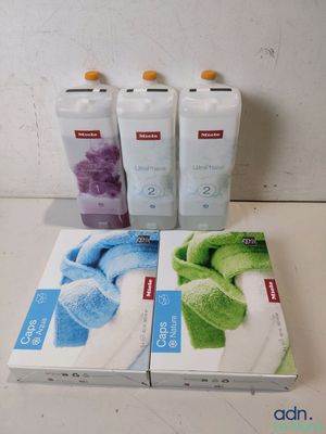 trois boîtes de savon posées les unes à côté des autres sur un comptoir