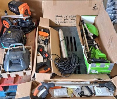 de nombreux outils différents dans une boîte posée par terre
