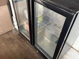 un réfrigérateur muni de deux portes vitrées qui sont ouvertes