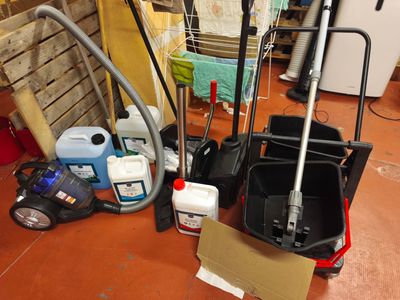 il y a beaucoup de produits d'entretien par terre dans la pièce