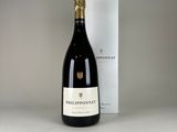 une bouteille de vin à côté d'un carton de vin