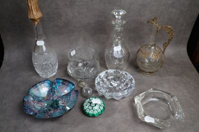 beaucoup d'objets en verre qui se trouvent sur la table