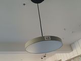 une lampe suspendue au plafond de la pièce