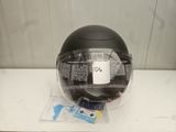 Le casque est noir et est muni d'une vis transparente sur le dessus.