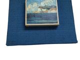 un gros plan sur un tapis bleu orné d'une image représentant un bateau