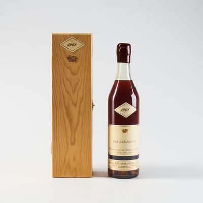 une bouteille de vin posée à côté d'une caisse en bois