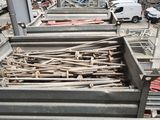 de nombreuses barres d'acier dans un grand entrepôt
