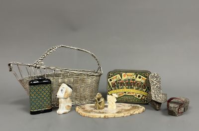 un panier, un sac et d'autres objets posés sur une table