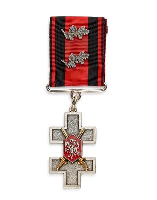 une image représentant une médaille ornée d'une croix, suspendue à un ruban rouge et noir