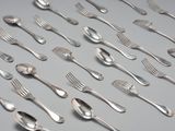 beaucoup de cuillères et de fourchettes en argent sur la table